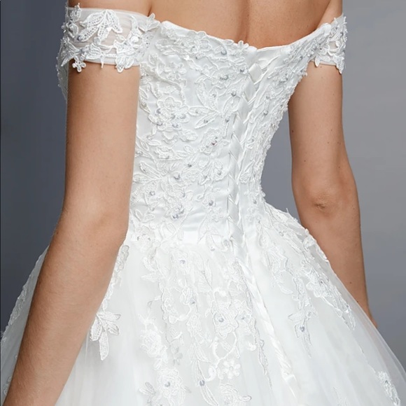 NWOT Off the shoulder ball gown wedding dress - Picture 7 of 10